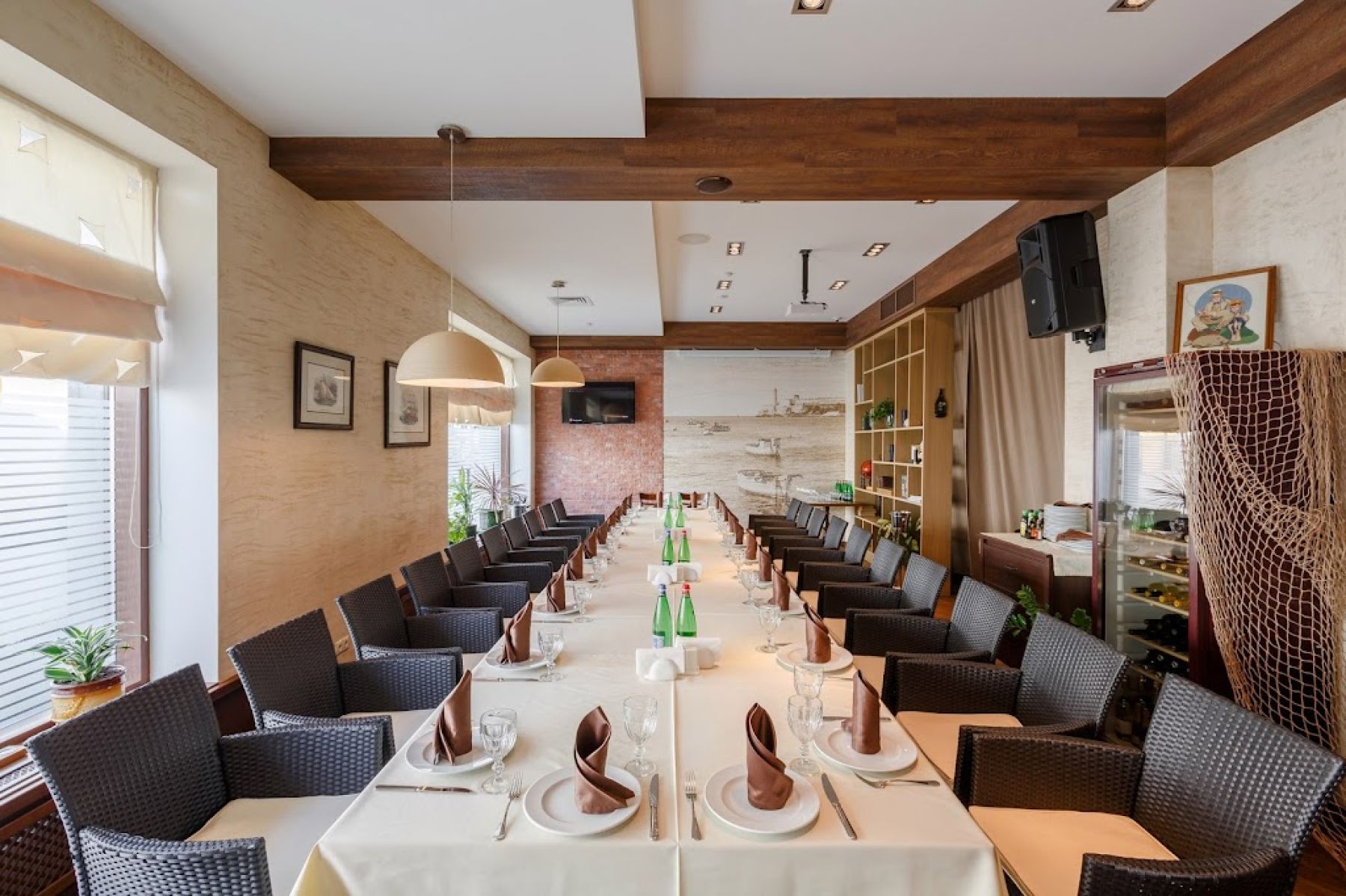 Сцена с музыкальным оборудованием в ресторане "Hemingway"