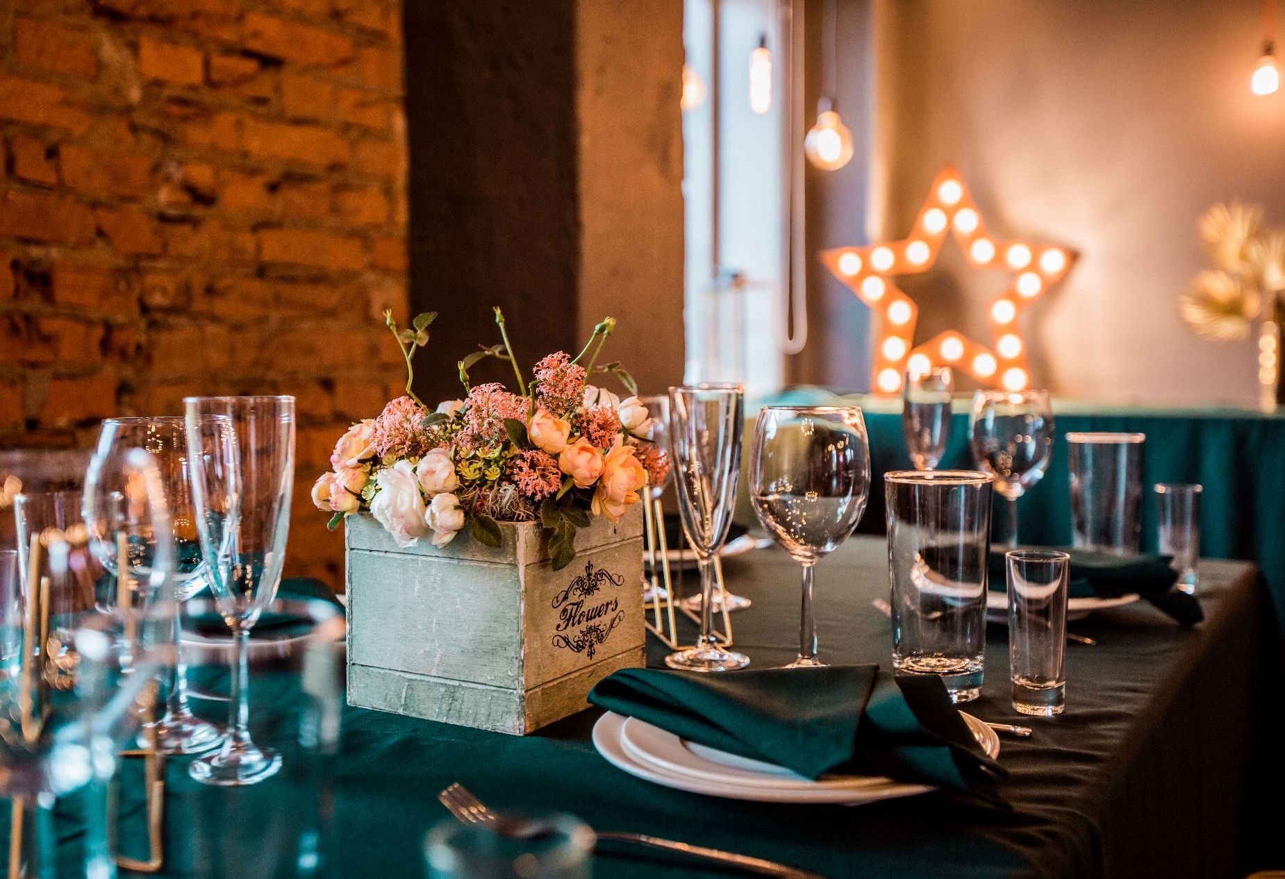 Барная стойка в лофте для мероприятий