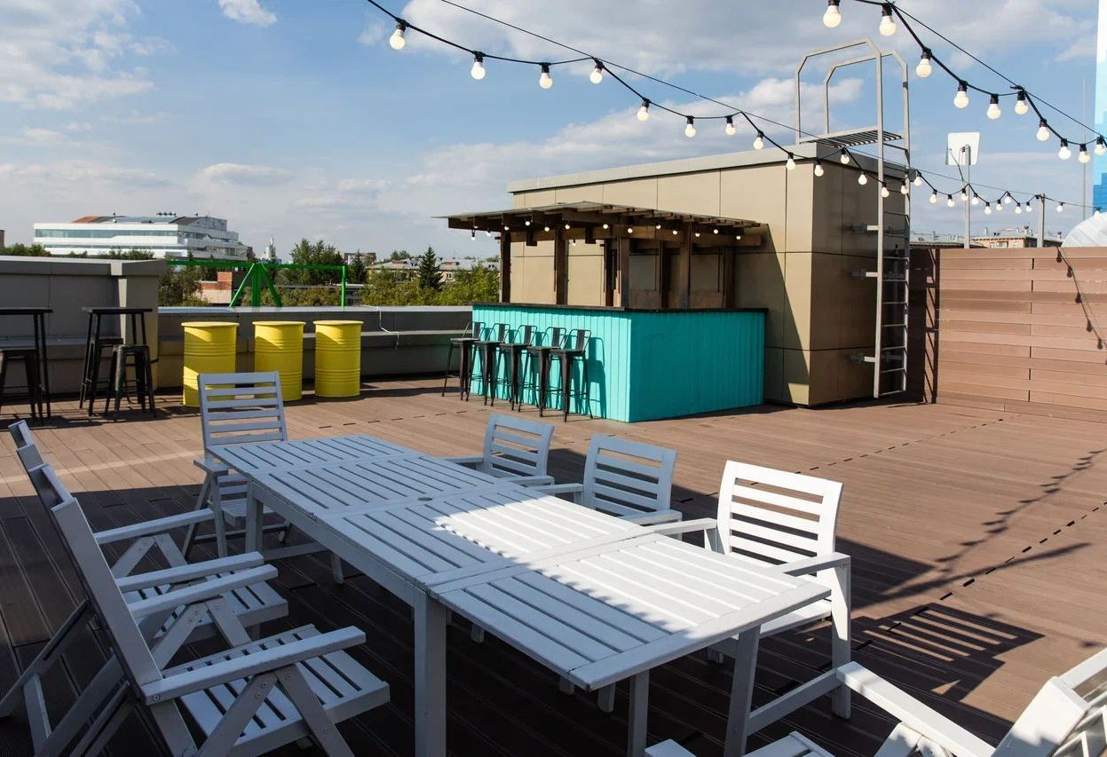 Панорамные окна в основном зале лофта