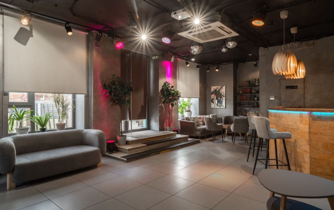 Лофт-9: стильный интерьер зала с барной стойкой