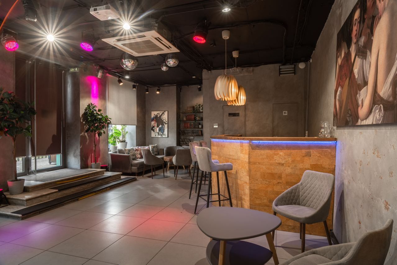 Веранда Лофт-9 с винными бочками и барными стульями