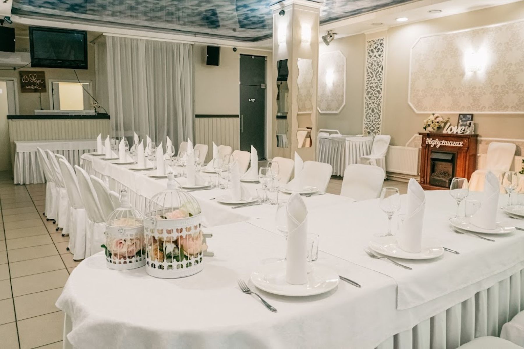 Оформление стола в банкетном зале "В двух шагах"
