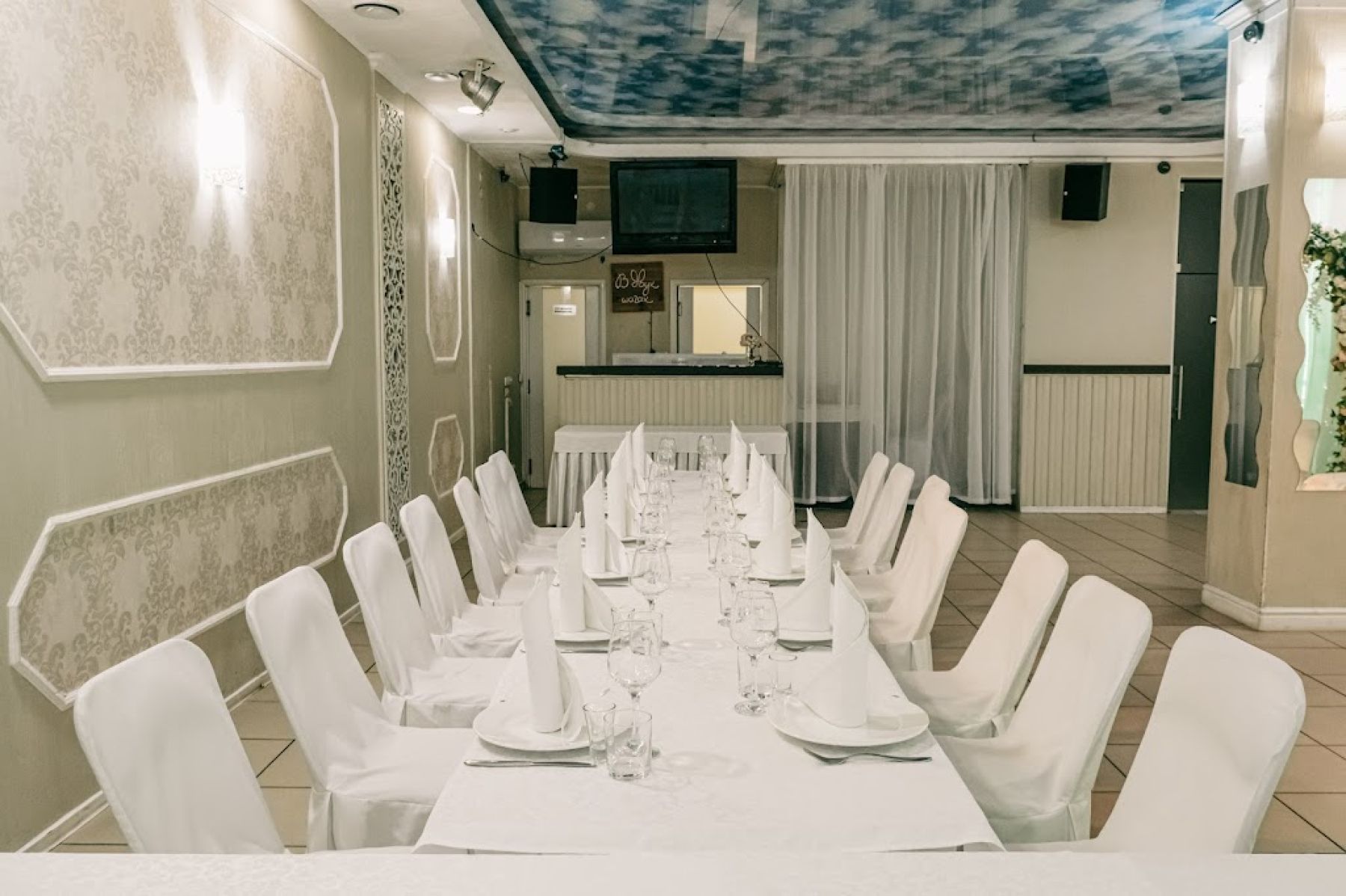 Сервировка стола в банкетном зале