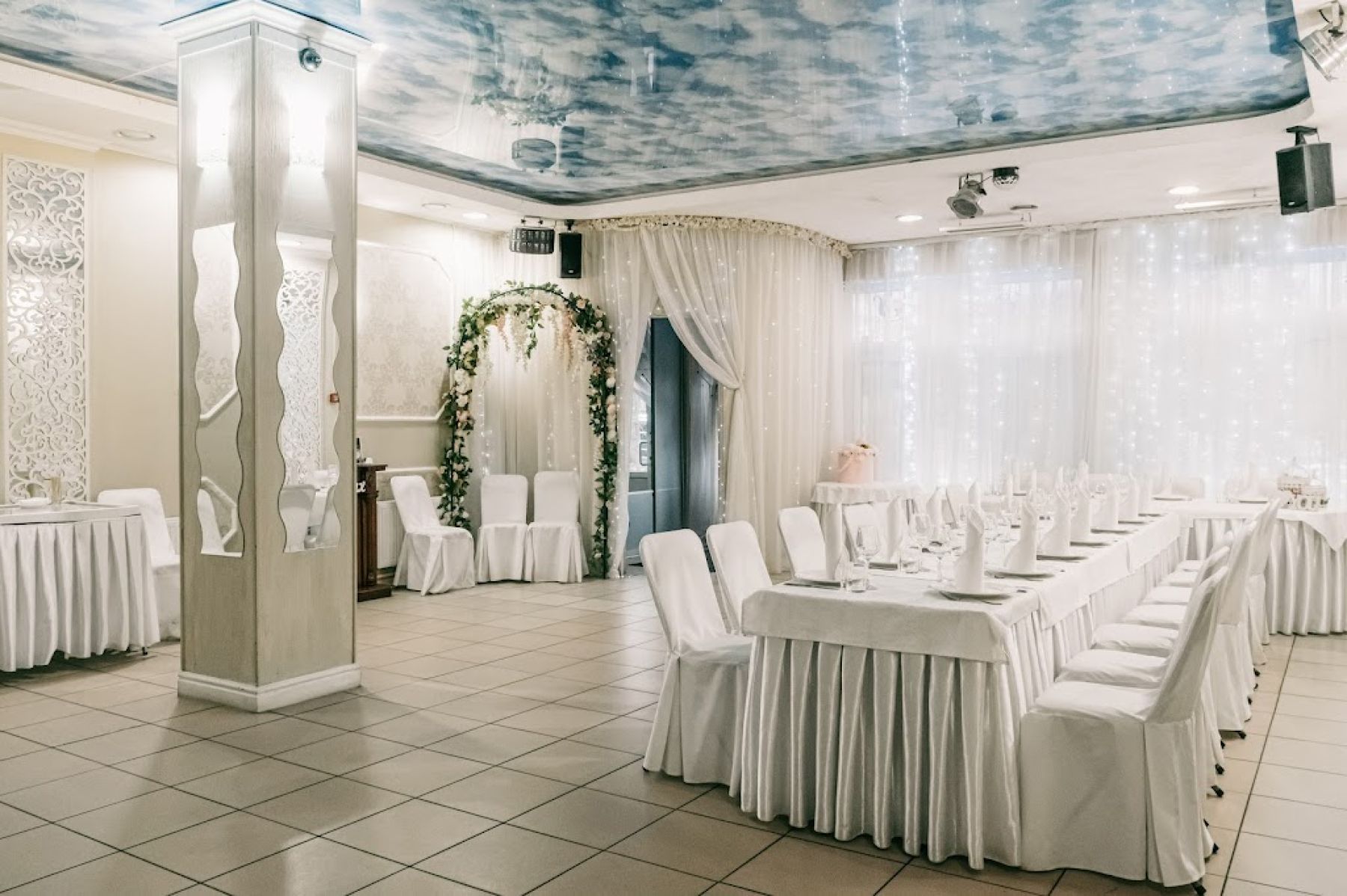 Уютный банкетный зал на 30 человек