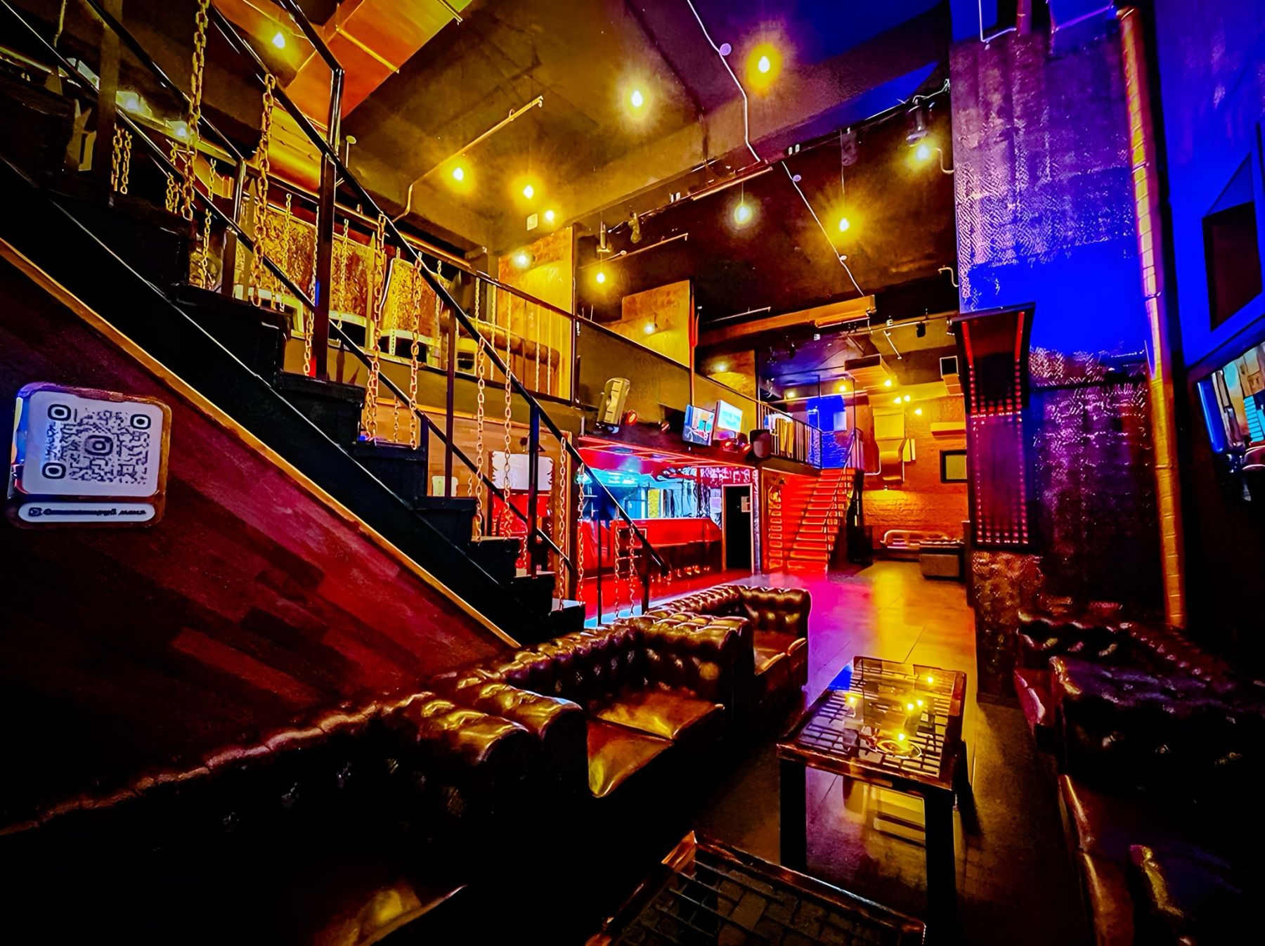 Интерьер лофта с дизайнерским освещением