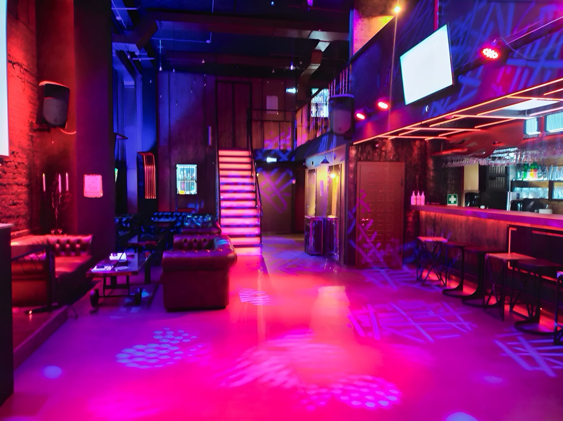 Зона для мероприятий с диванами и креслами