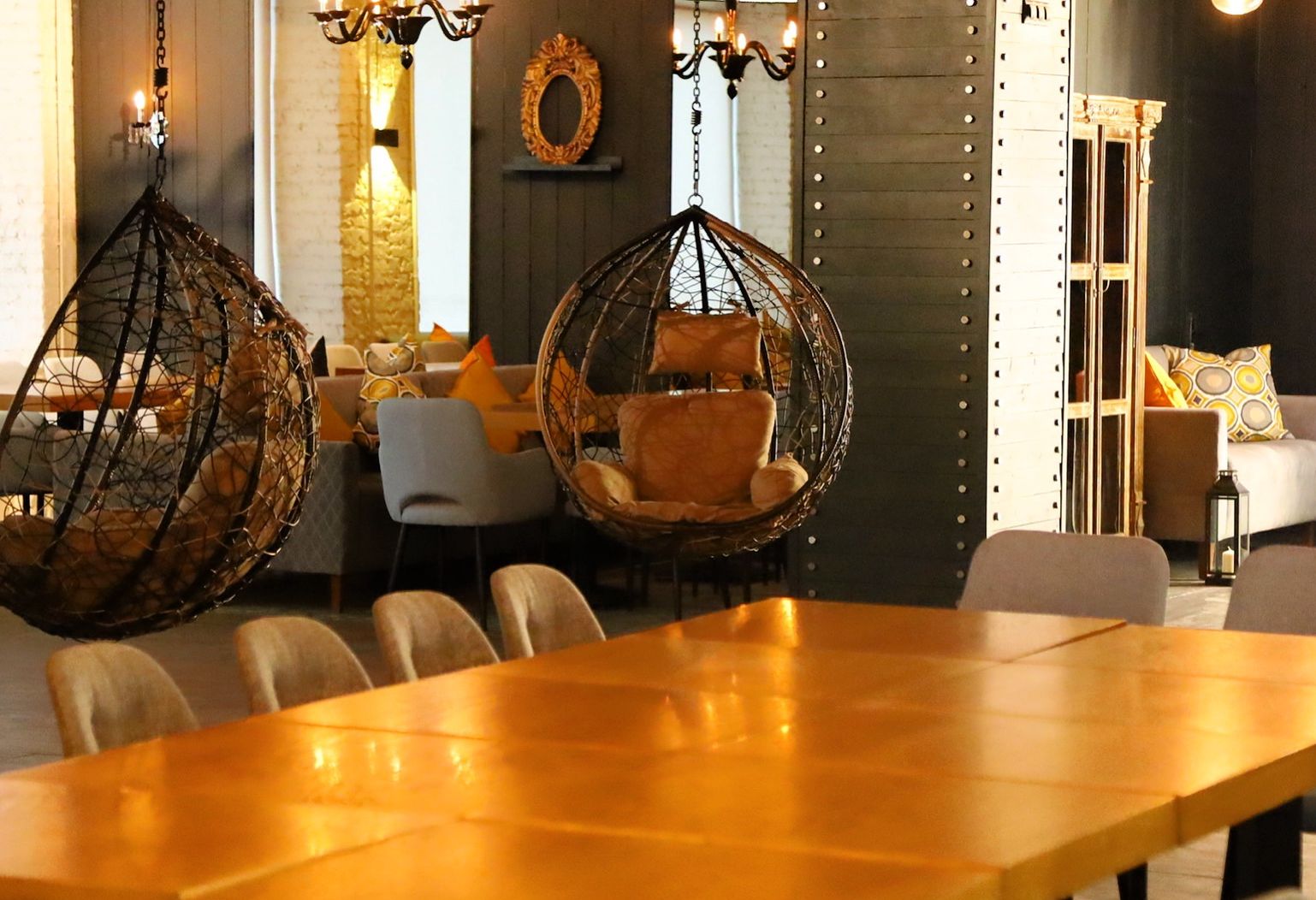 Лофт-студия The Place - интерьер с панорамными окнами