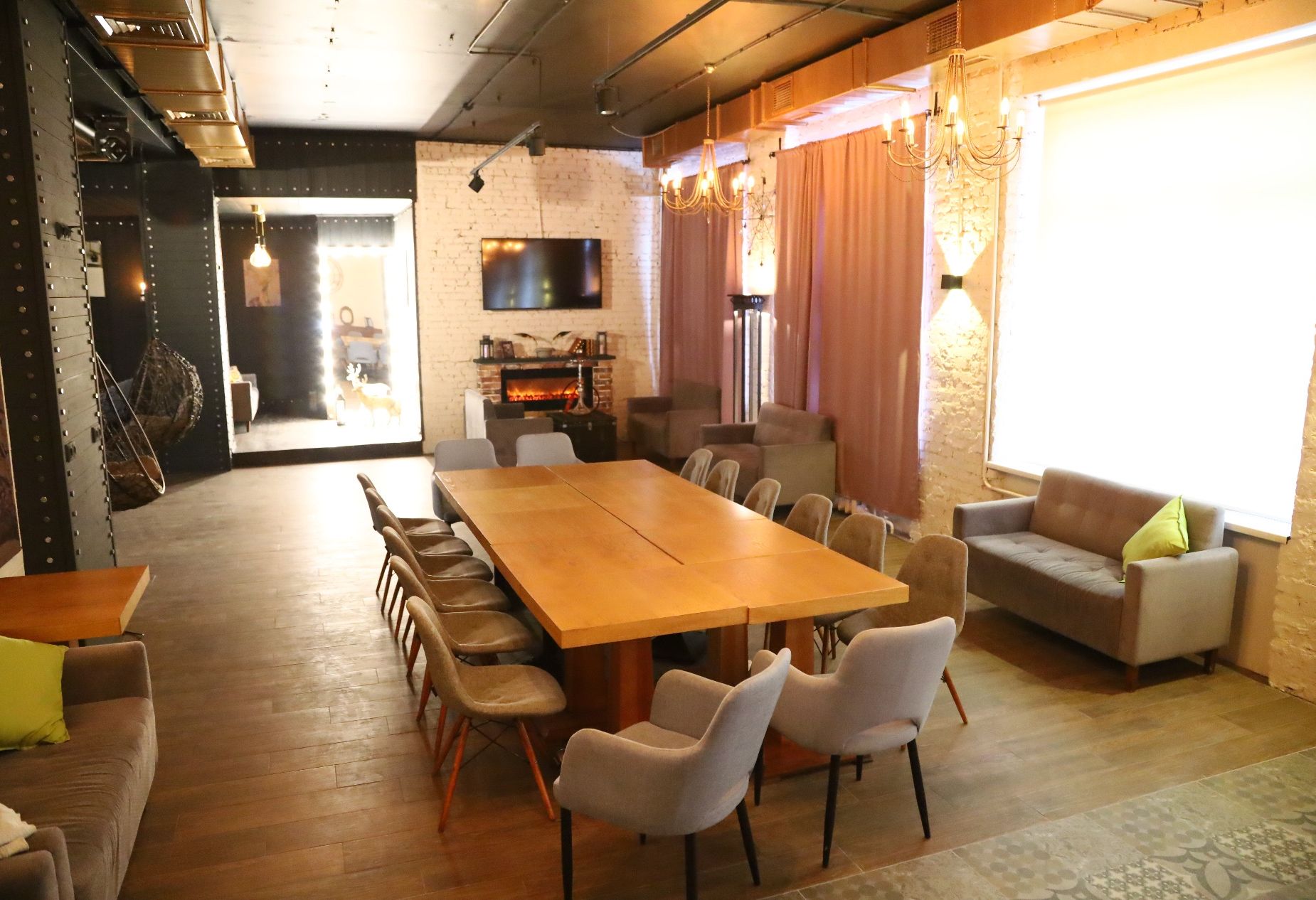 Интерьер лофта Lounge 1 с высокими потолками