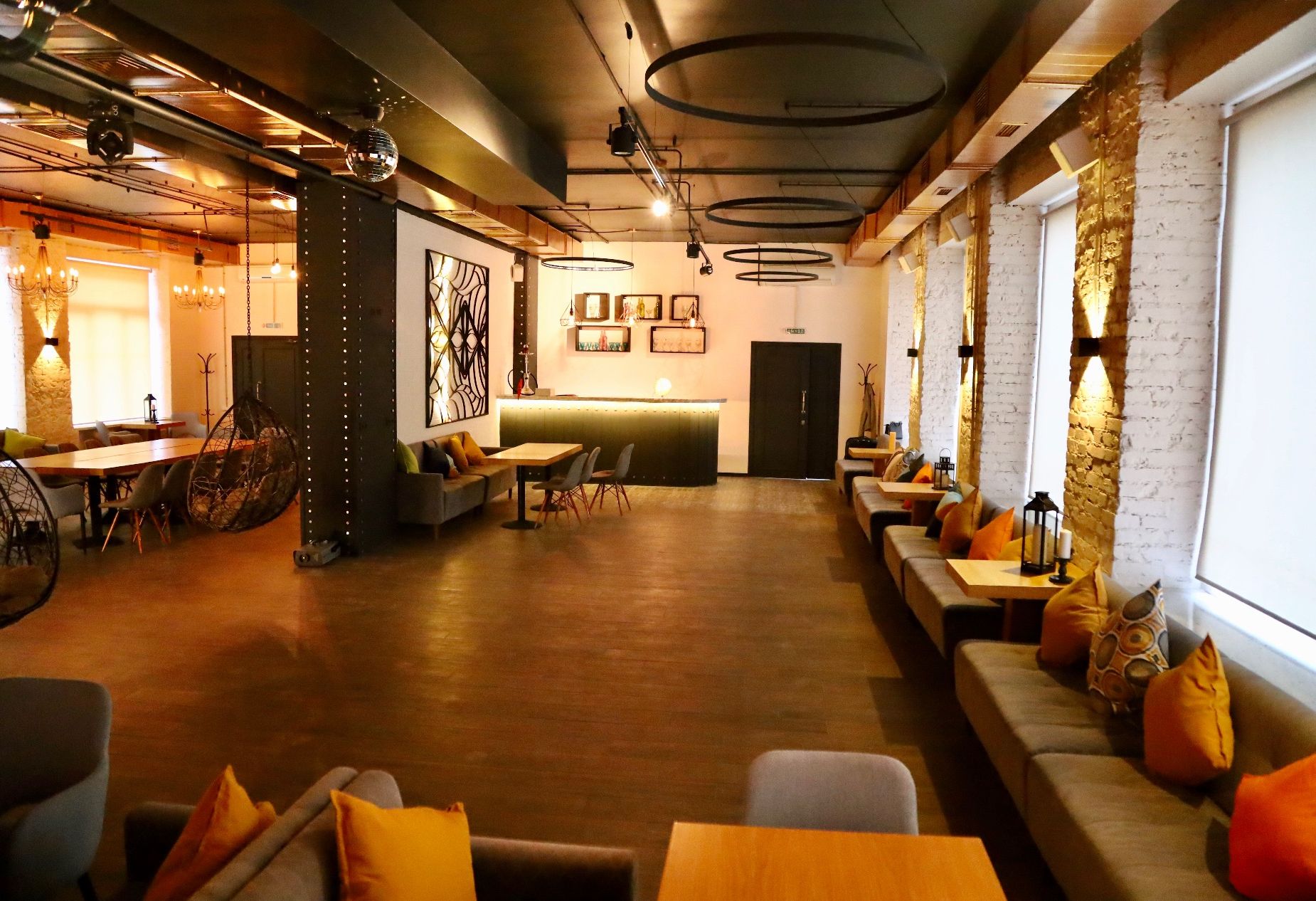 Уютный лофт с камином и креслами-качелями