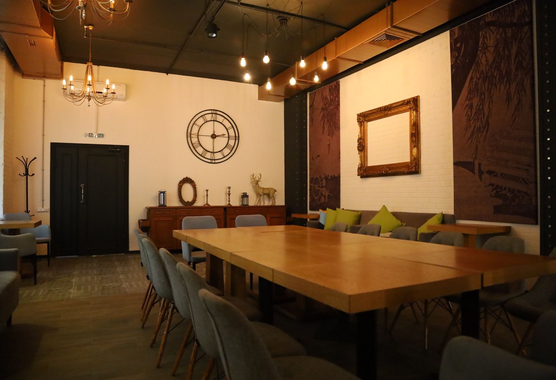 Зона для мероприятий в лофте