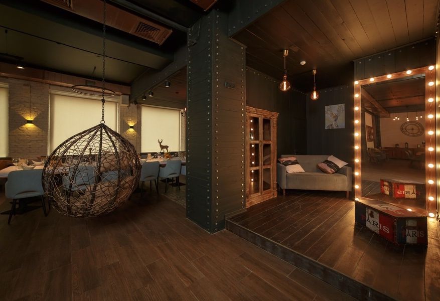 Кресла и диваны в уютном пространстве