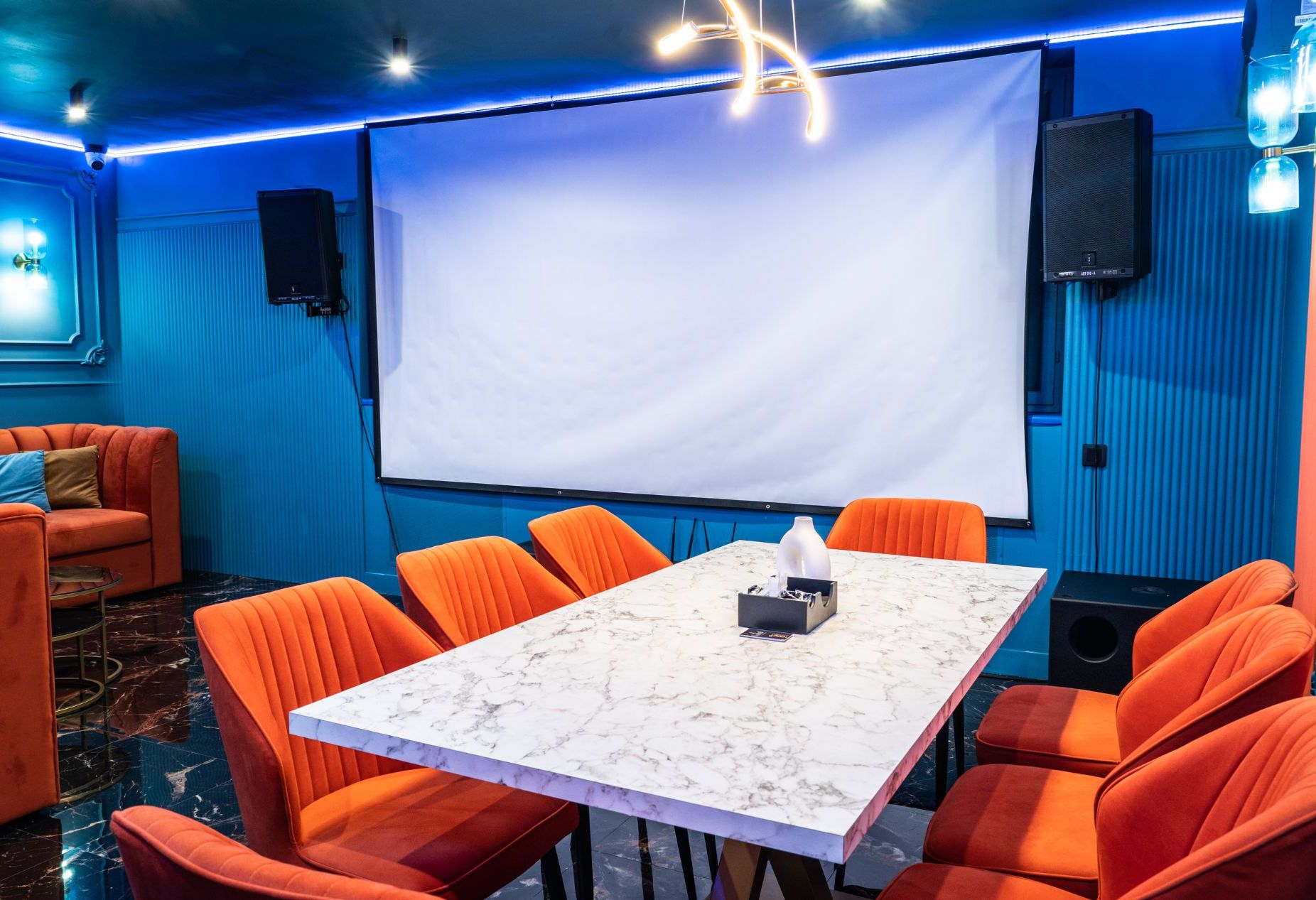 Караоке-лофт N-joy community - уютные кресла и стол