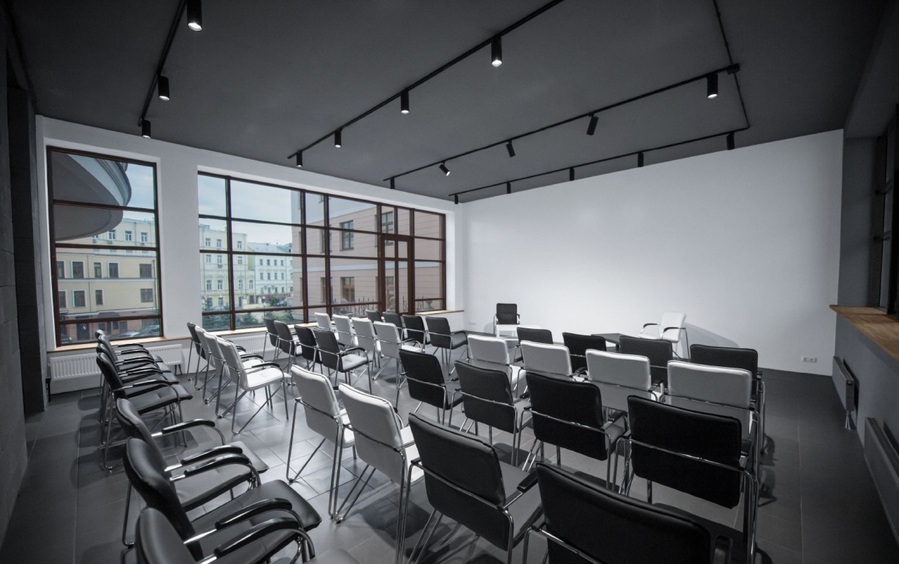 Конференц-зал PLART с панорамными окнами