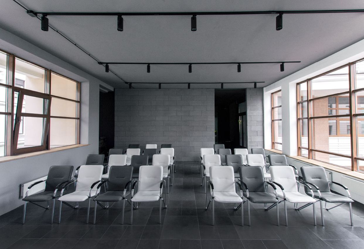 Фойе конференц-зала PLART