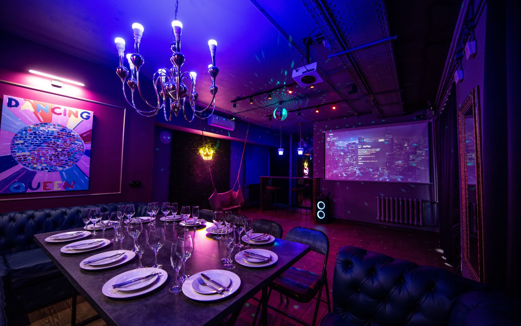 Лофт Queen на Бауманской - интерьер с панорамными окнами