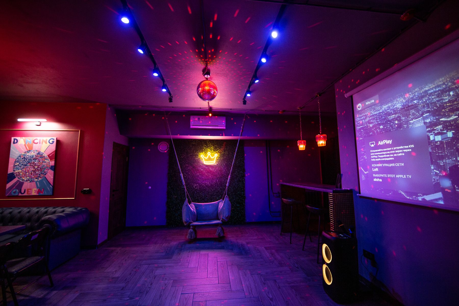 Интерьер лофта Queen с дизайнерскими элементами