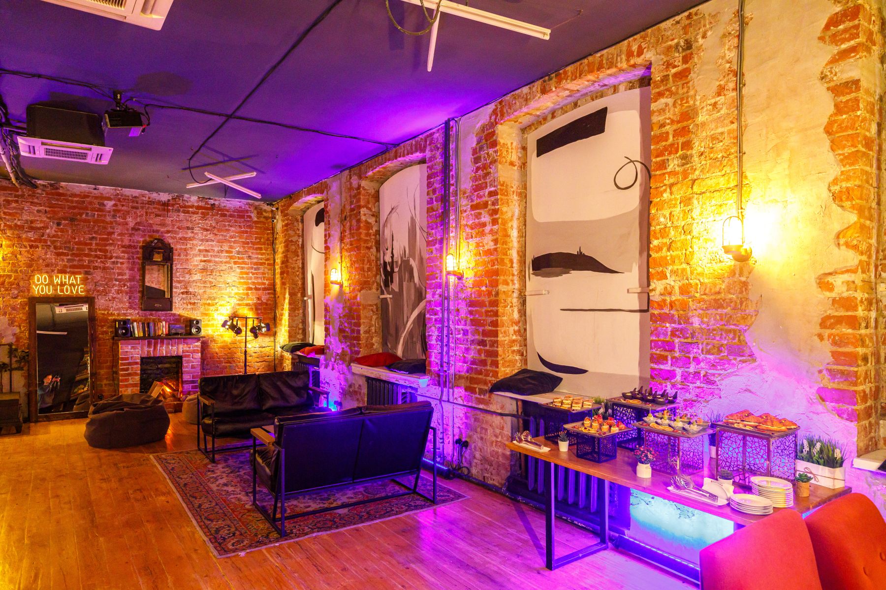 Интерьер лофта Грейпфрут с камином и дизайнерской мебелью