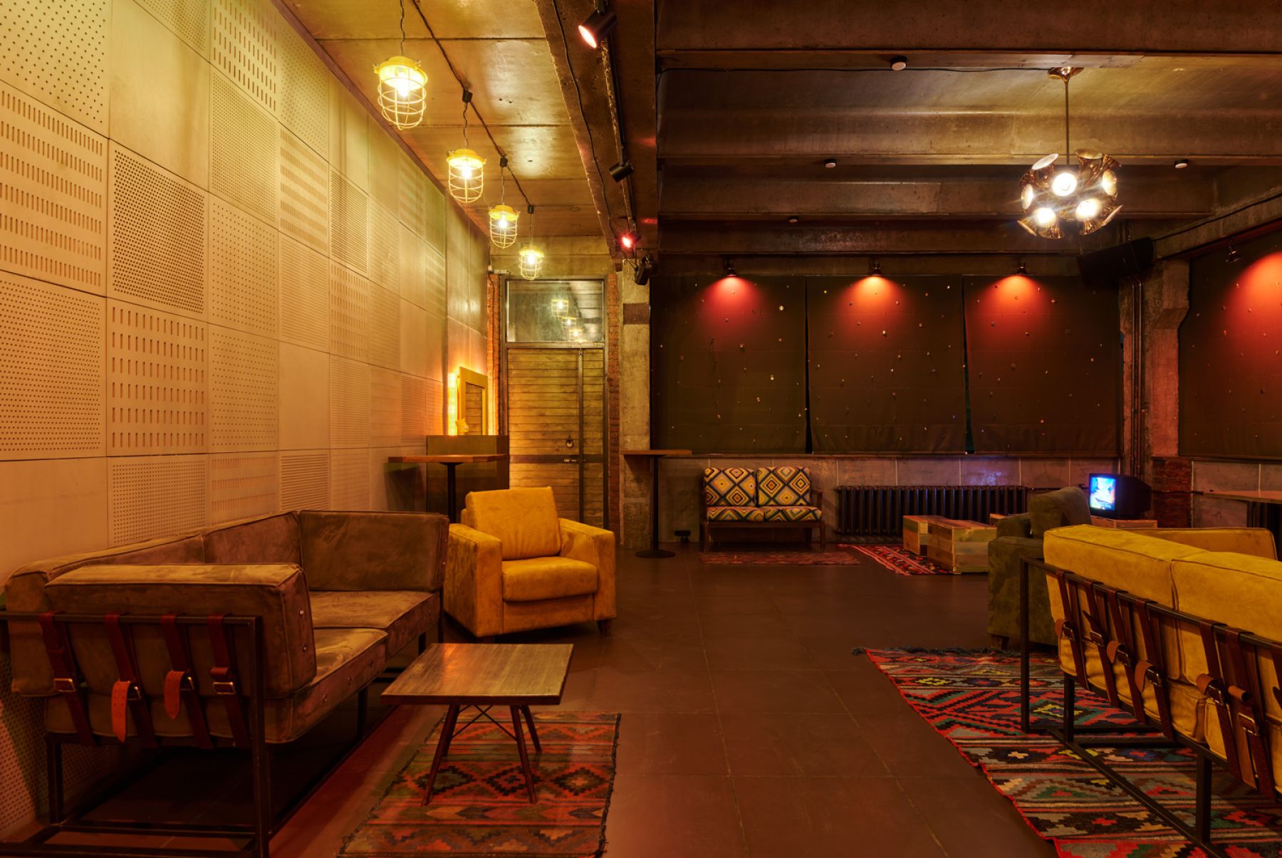 Светомузыка и оборудование в лофте на Варшавском шоссе