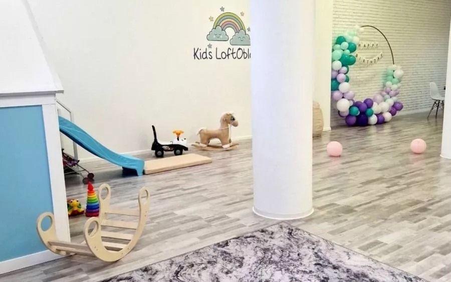 Интерьер Kids LoftOblaka с уютным диваном и кухней
