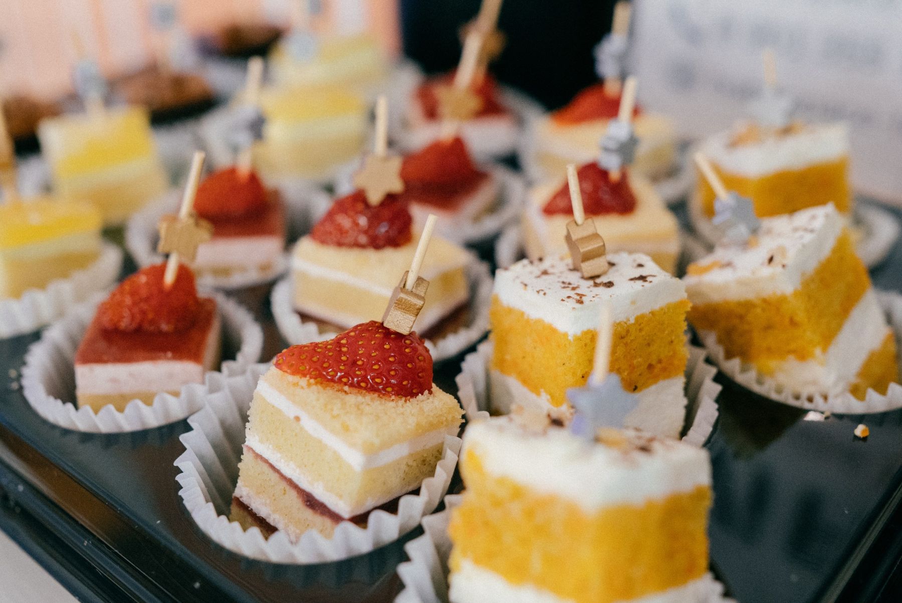 Комфортный диван в лофте для мероприятий