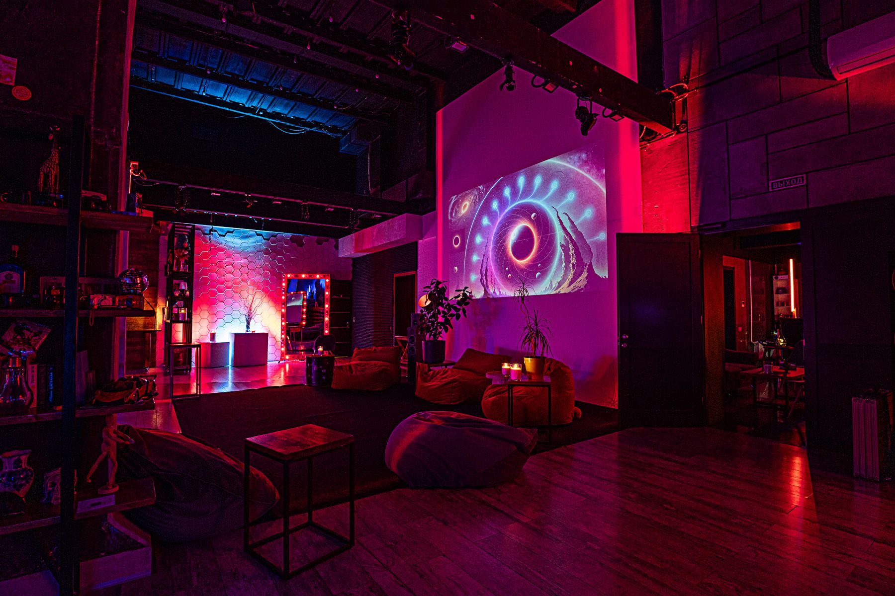 Уютная зона для мероприятий в лофте FaraPlace