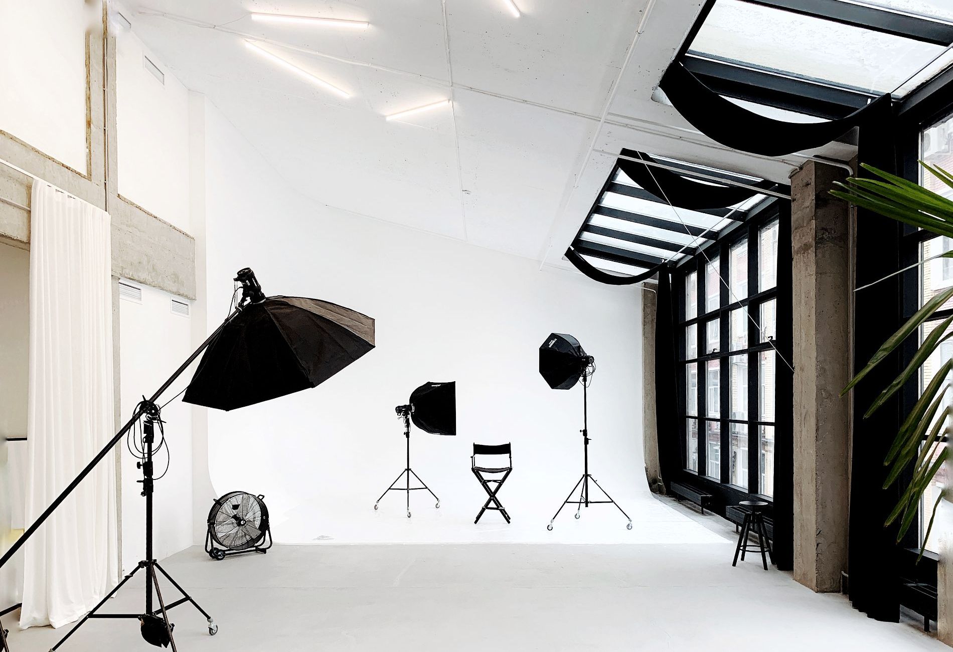 Лофт студия Prostranstvo - интерьер с панорамными окнами