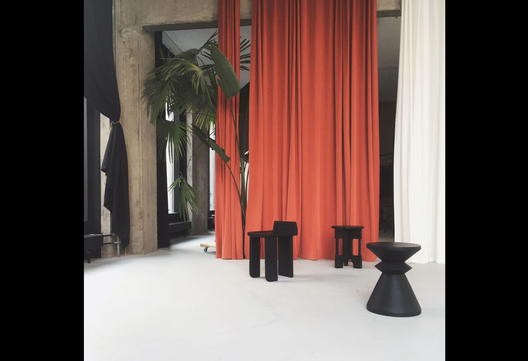 Светлое помещение с дизайнерским интерьером