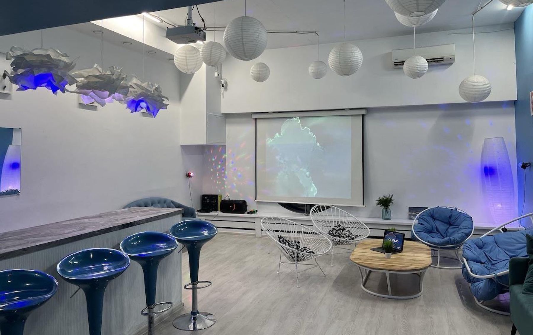 Светлый интерьер лофта Облака на Бауманской