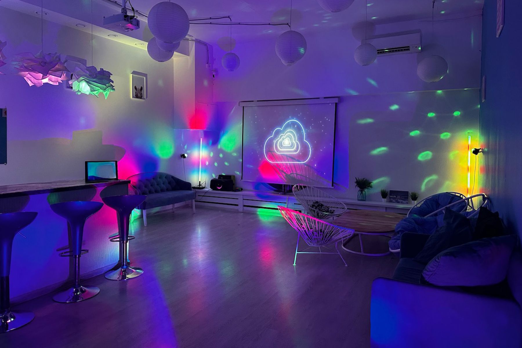 Качели в интерьере лофта Облака