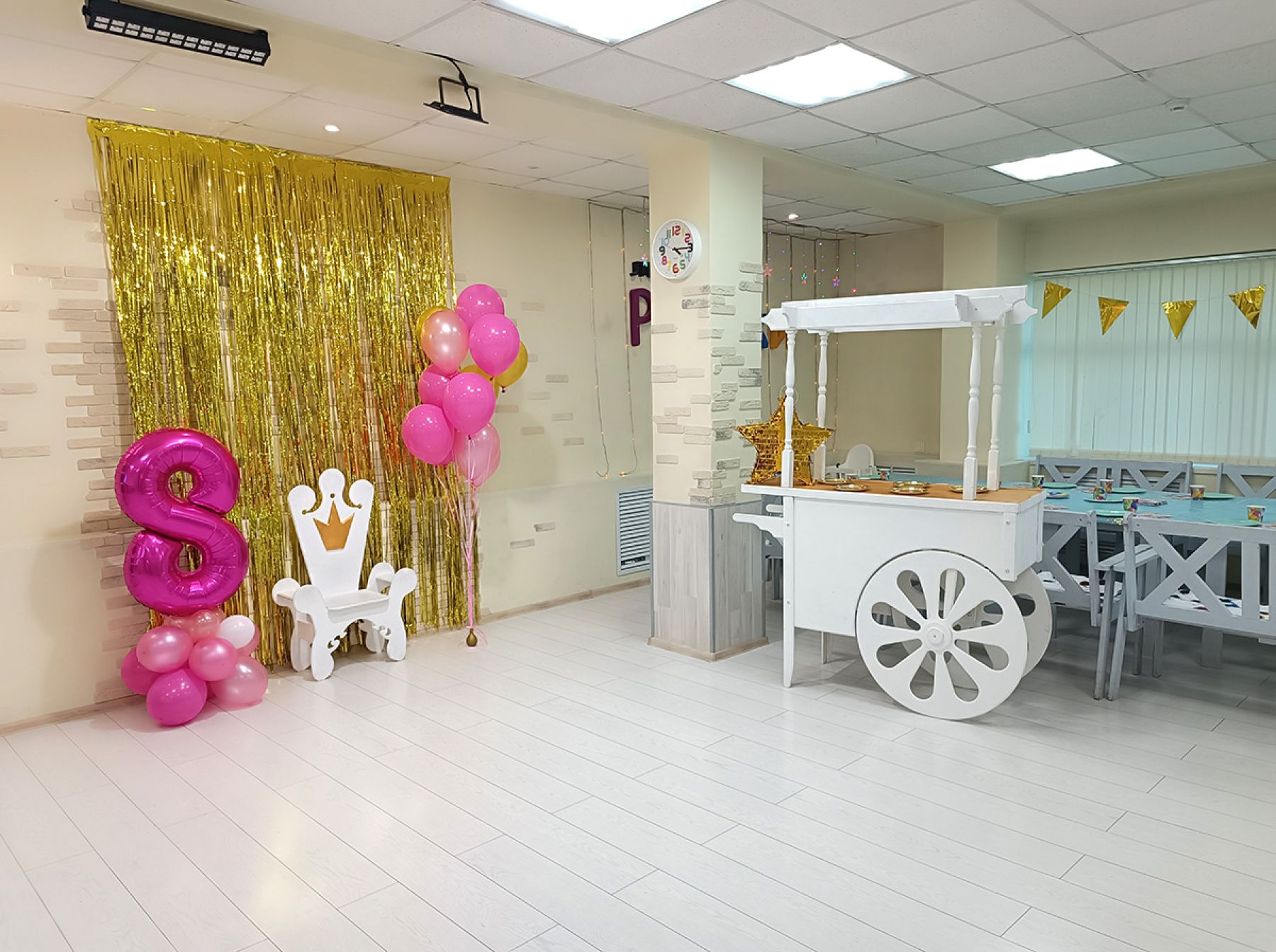 Светлый зал лофта Румики