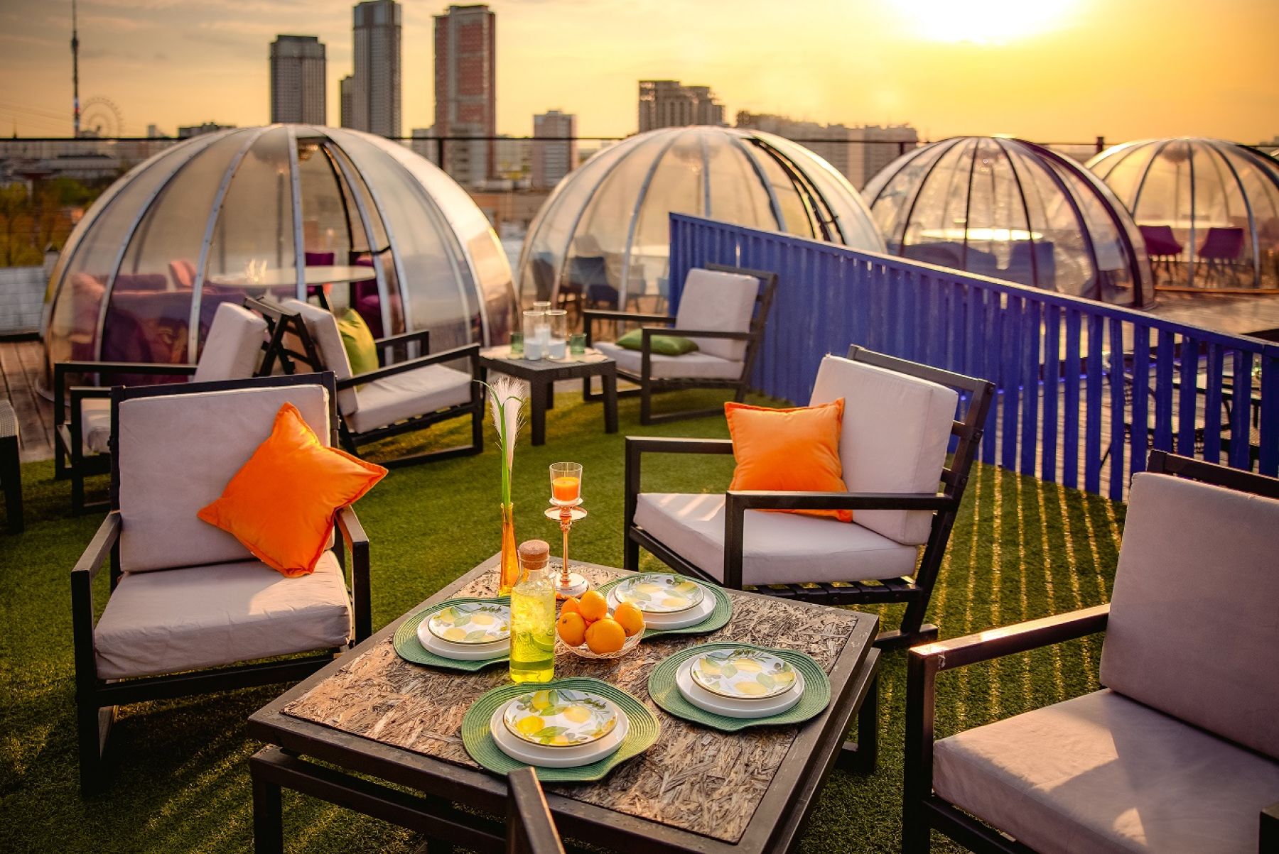 Светлая лаундж зона лофта