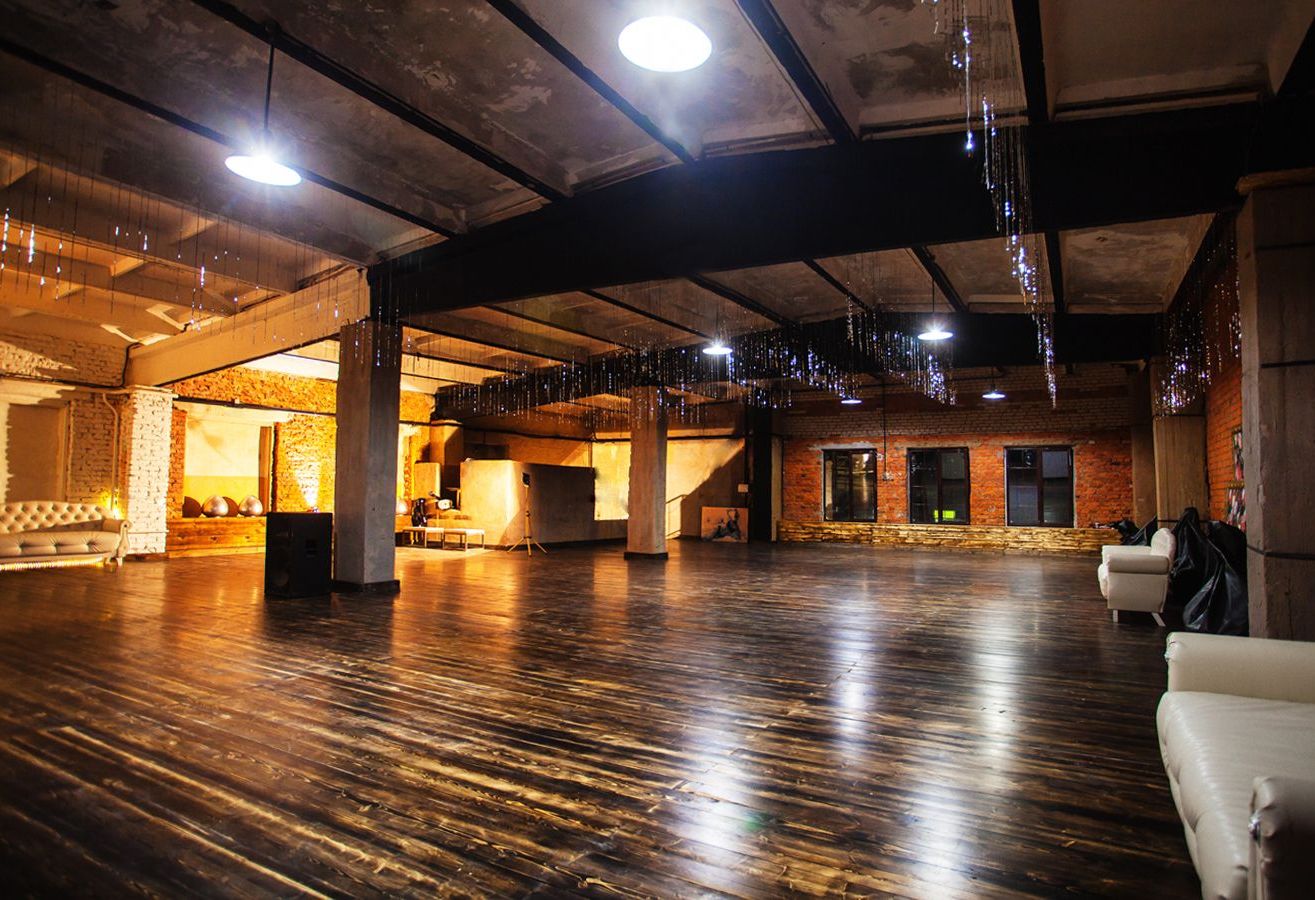 Классический лофт с высокими потолками и деревянными полами