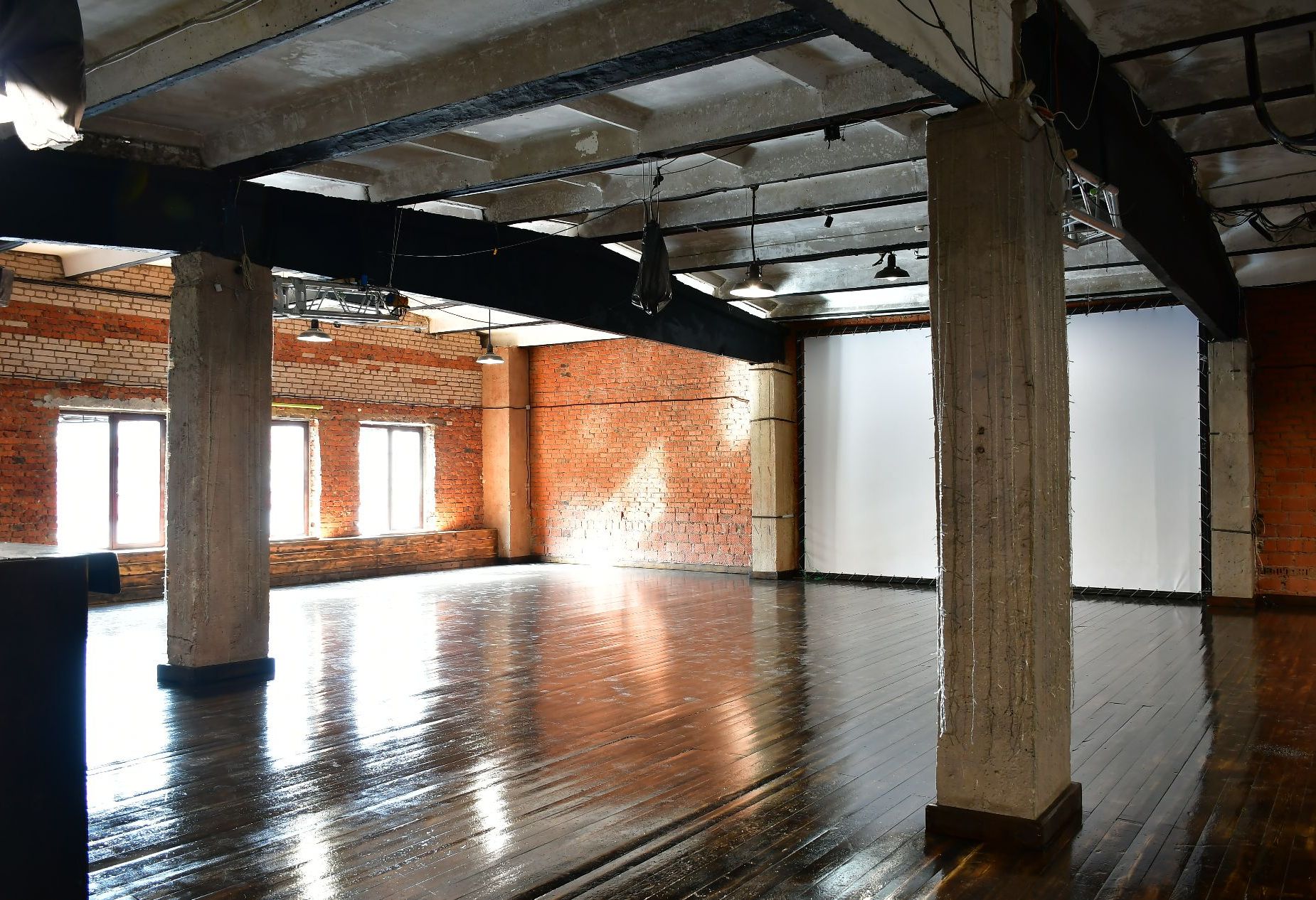 Сцена в классическом лофте для мероприятий