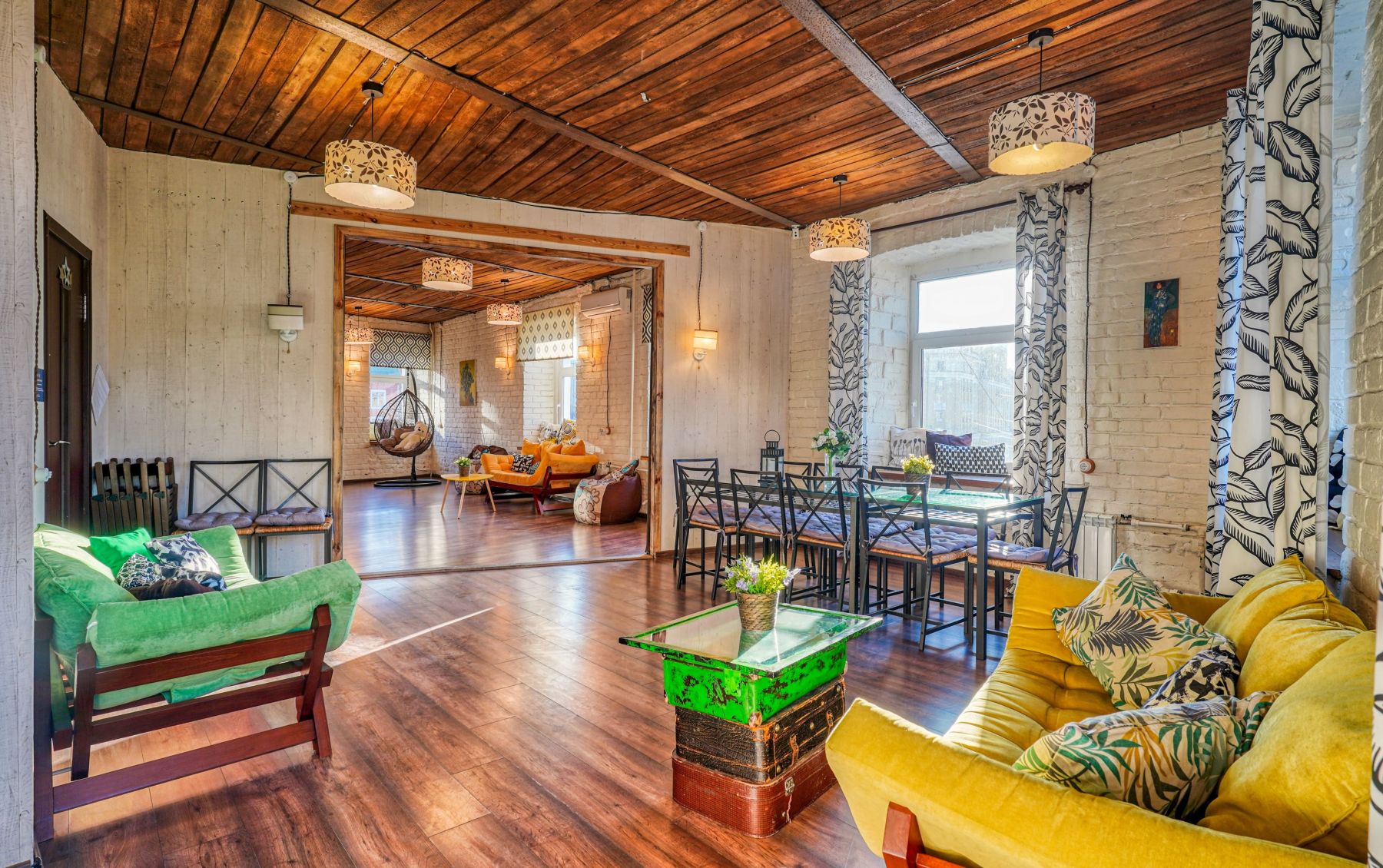 Лофт Климт - интерьер с камином и мягкой мебелью