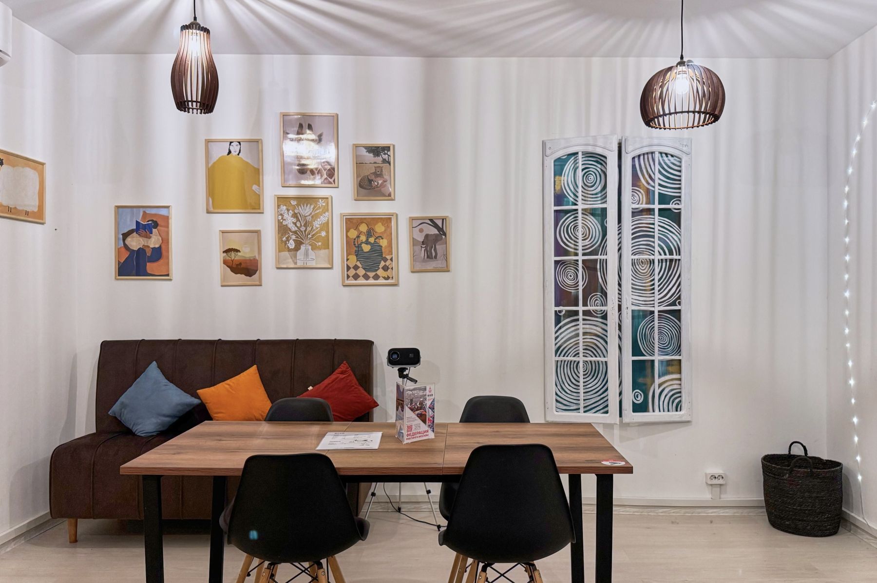 Уютная мебель в лофте Саванна на Бауманской