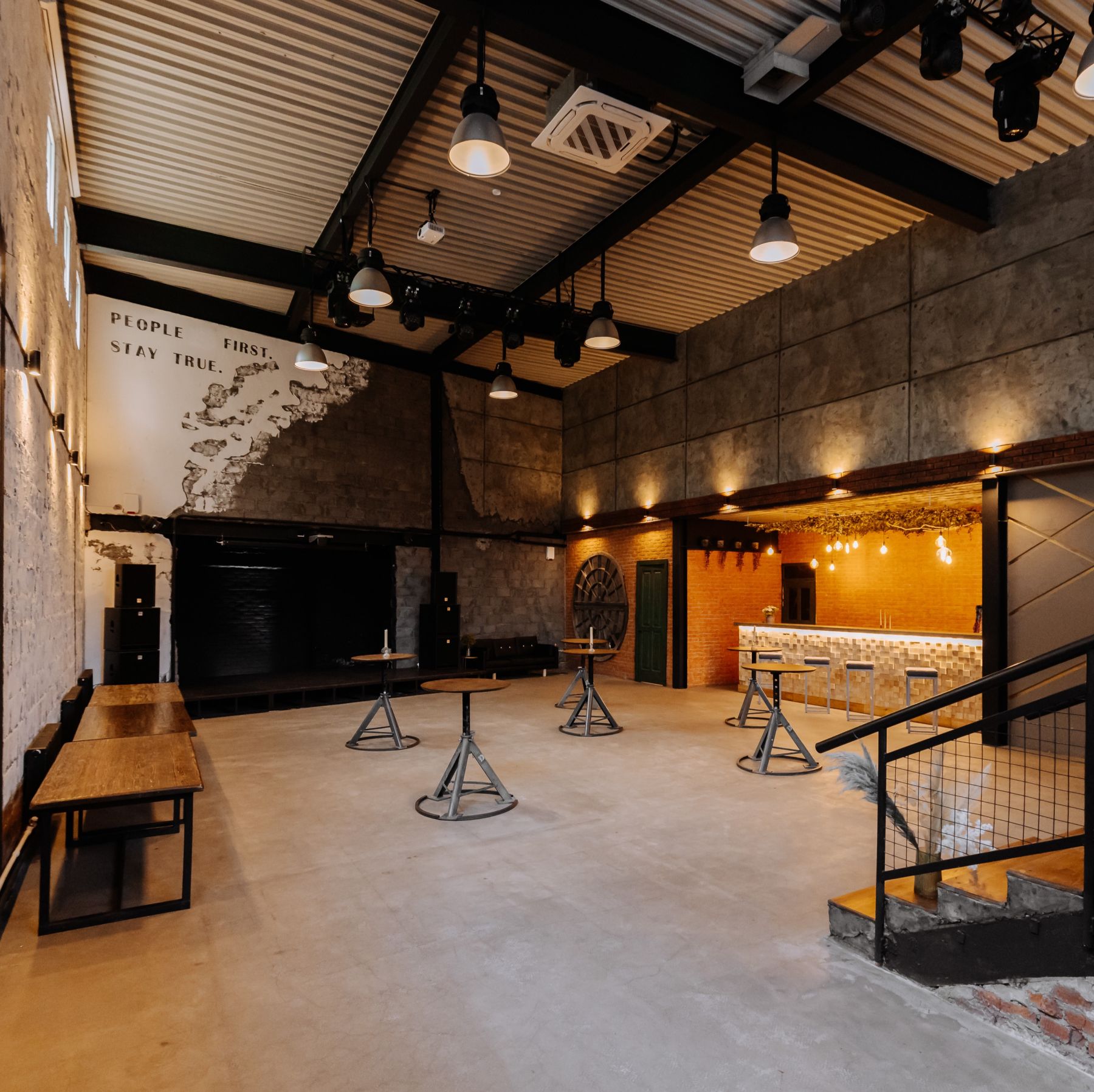 Двухуровневый лофт на Авиамоторной с панорамными окнами