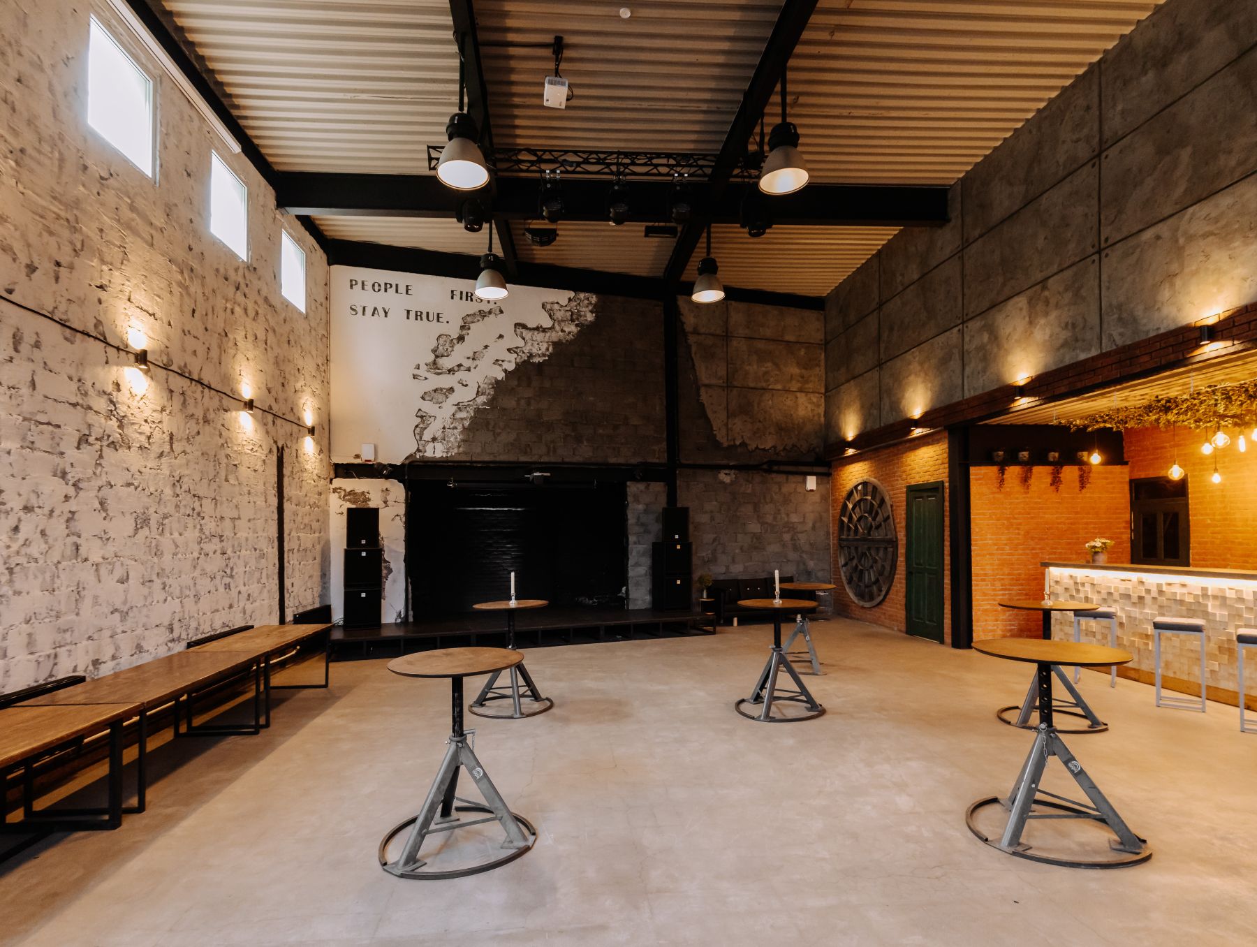 Интерьер лофта с барной стойкой и зоной для мероприятий