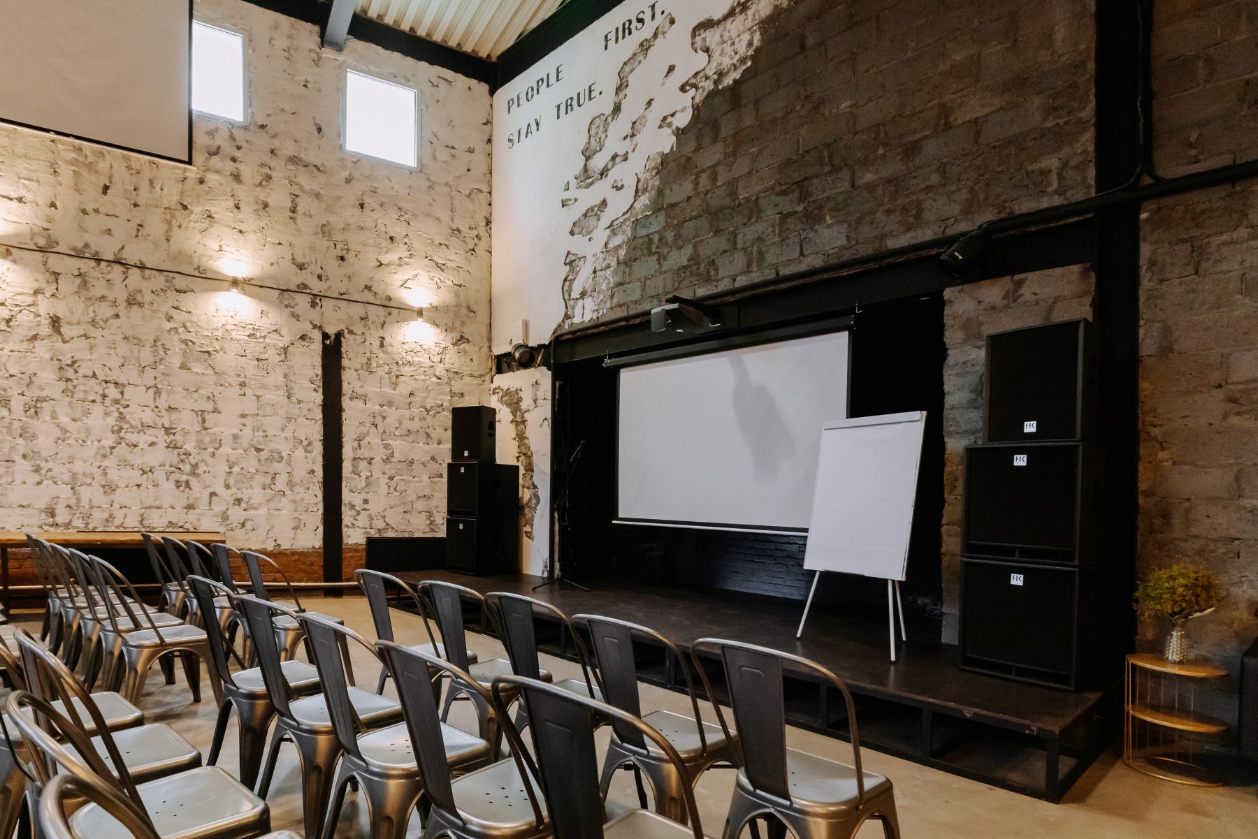 Зал лофта для свадеб и вечеринок