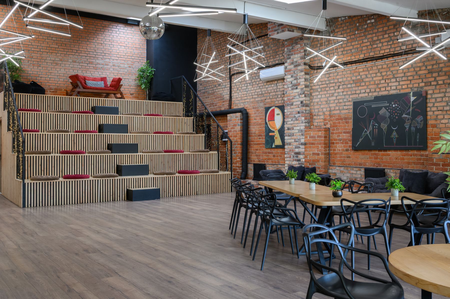 Зона для мероприятий в лофте Кандинский