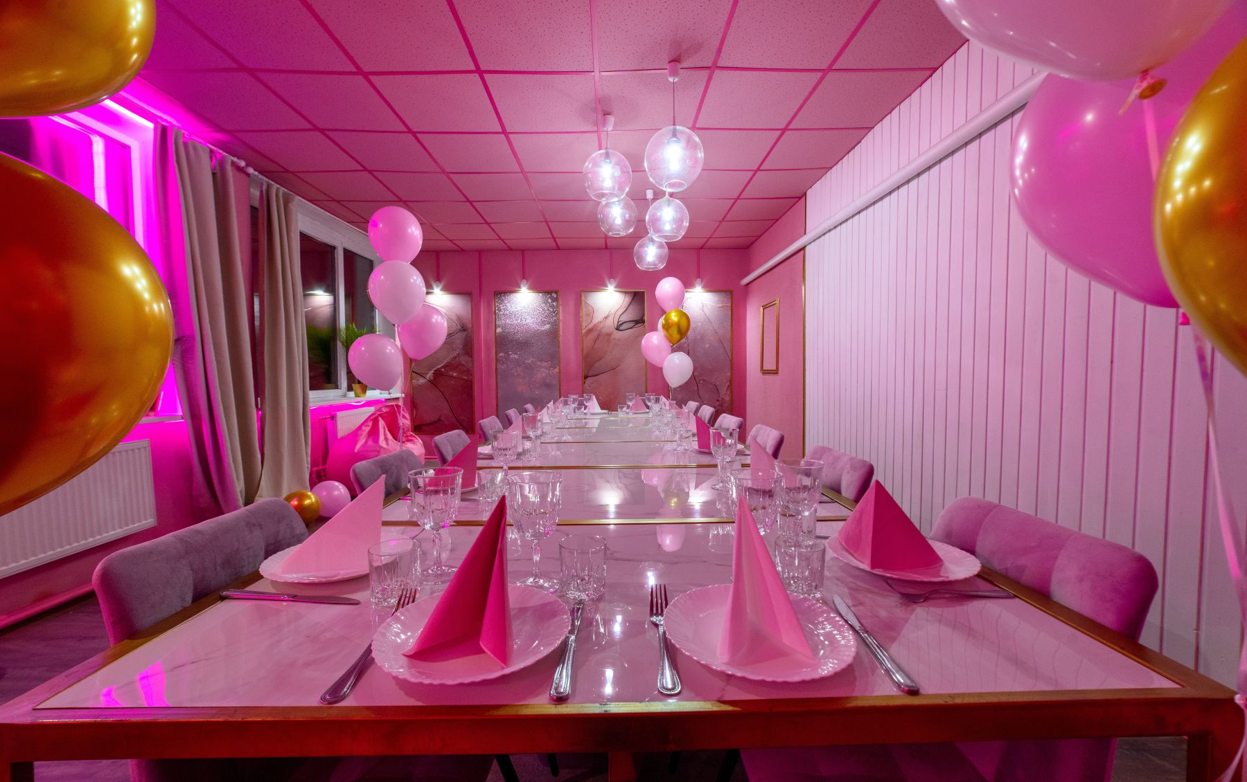 Лофт с верандой на крыше в нежных розовых тонах