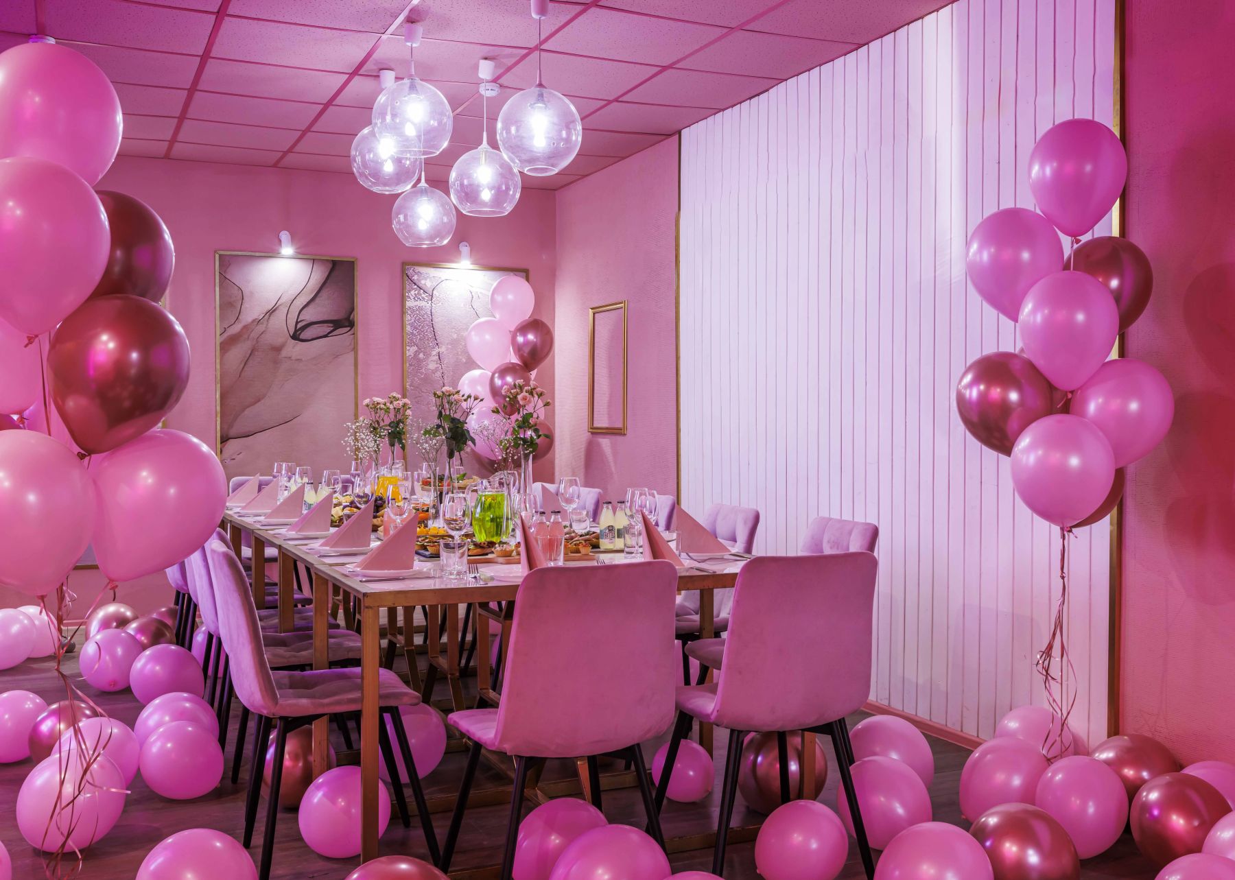 Интерьер лофта с мягкой мебелью и неоновой подсветкой