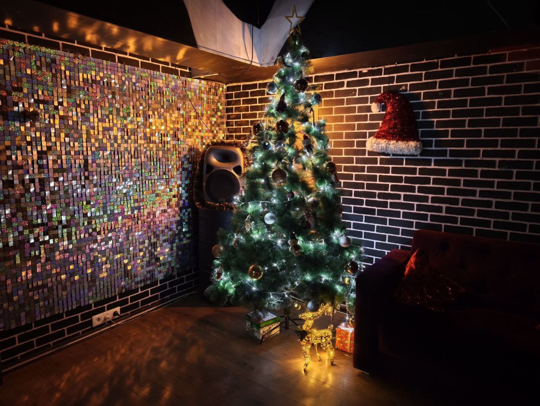 Интерьер лофта на Алексеевской с темным кирпичом