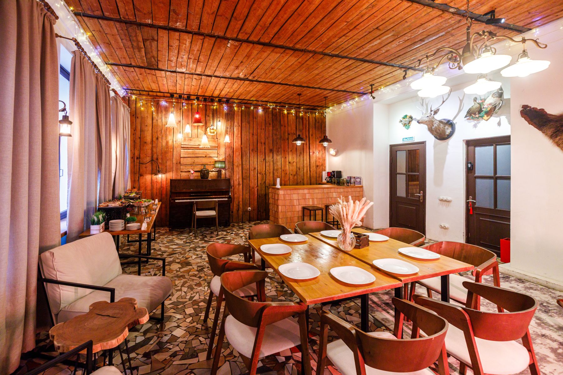 Камин и пианино в лофте