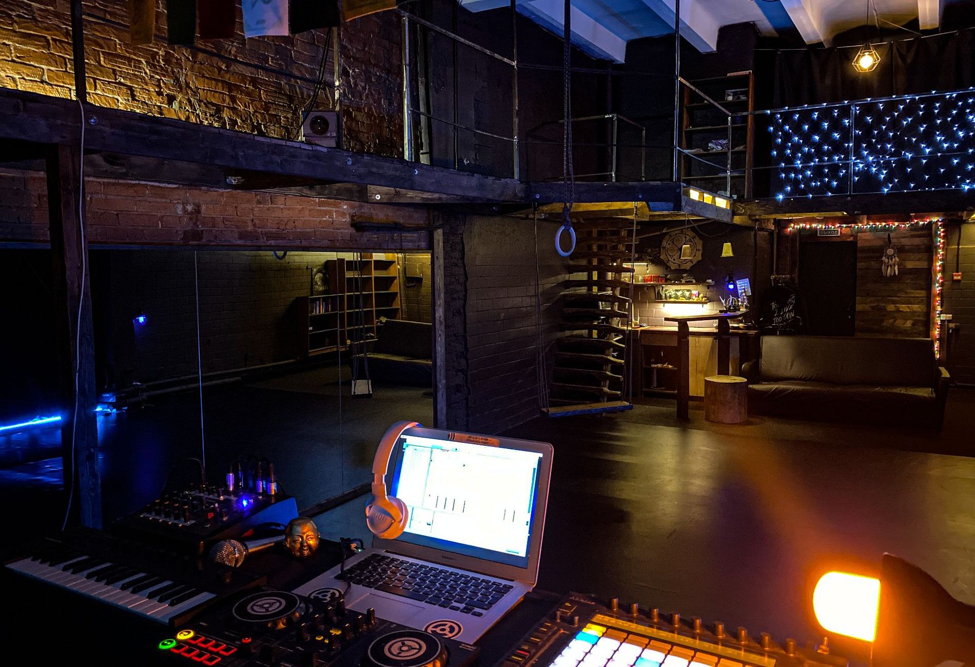 Барная стойка в лофте ЛЕС