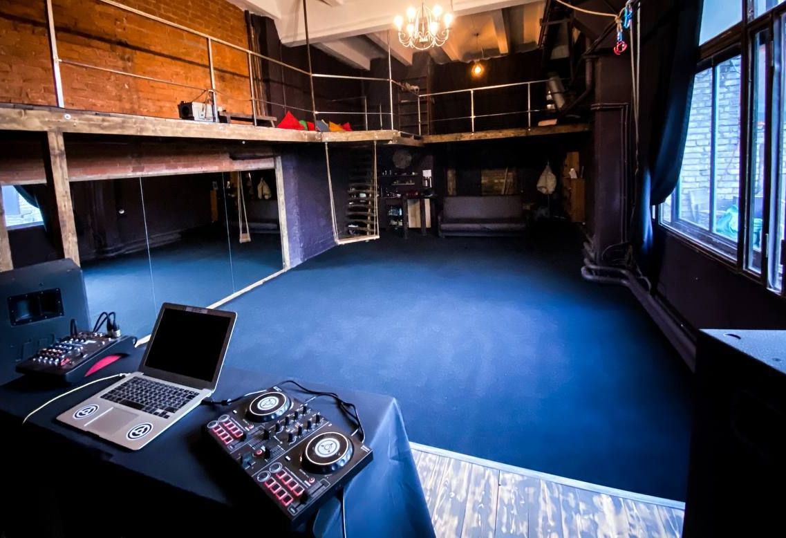 Сцена в лофте ЛЕС