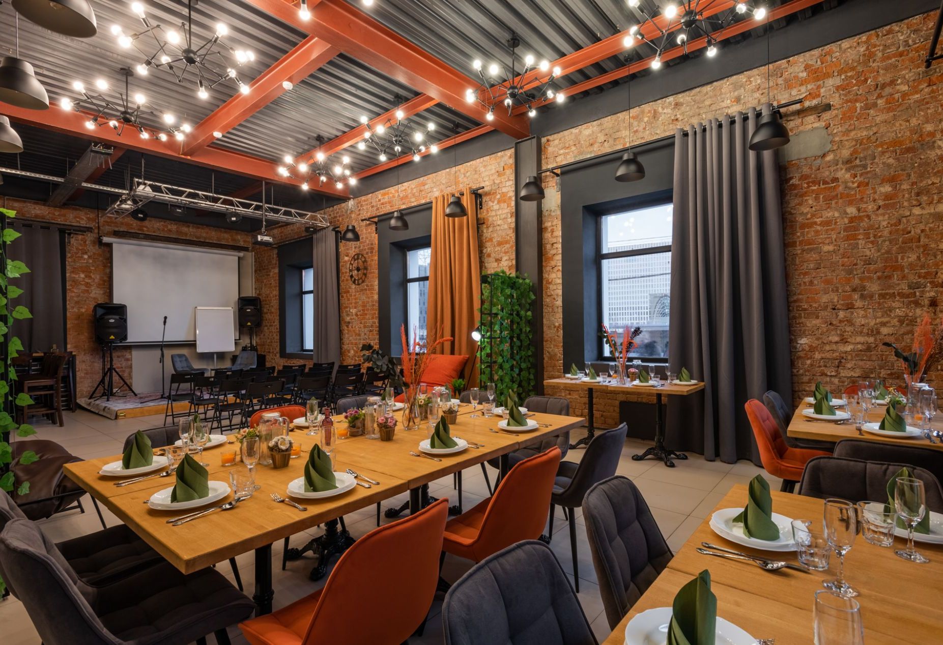 Лофт River - основной зал с панорамными окнами