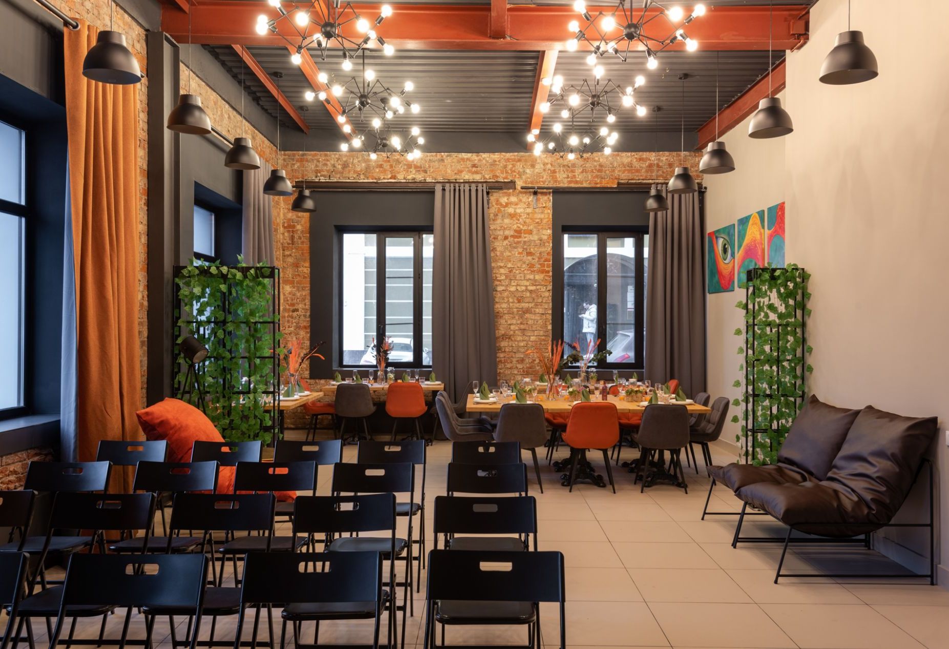 Сцена и музыкальное оборудование в лофте River