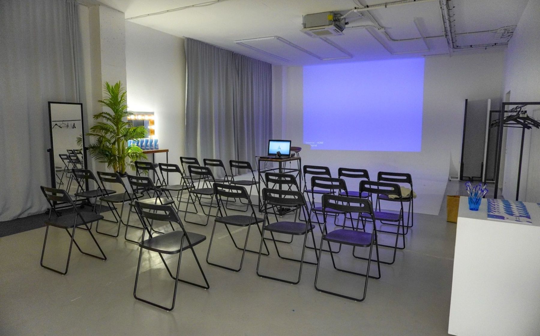 Белый зал Алан с циклорамой в Москве