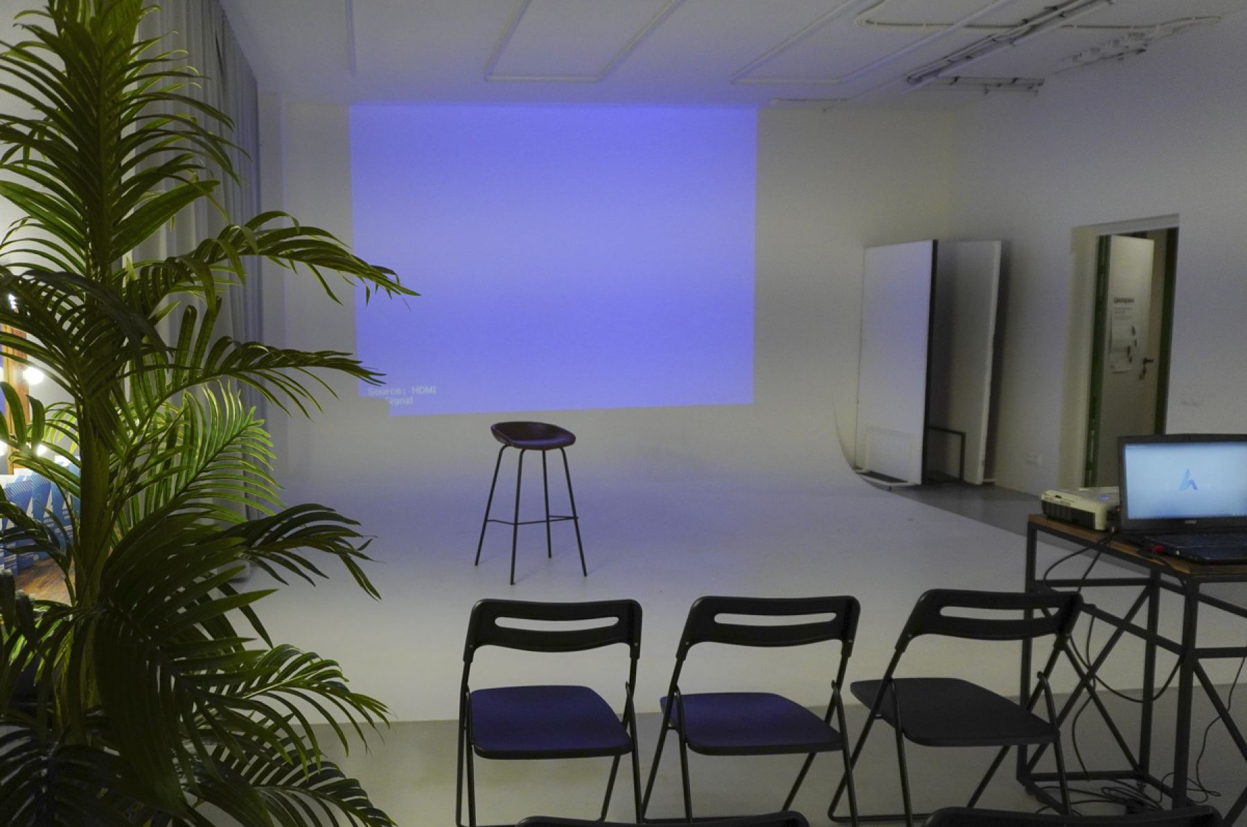 Интерьер белого зала Алан для фотосъемок