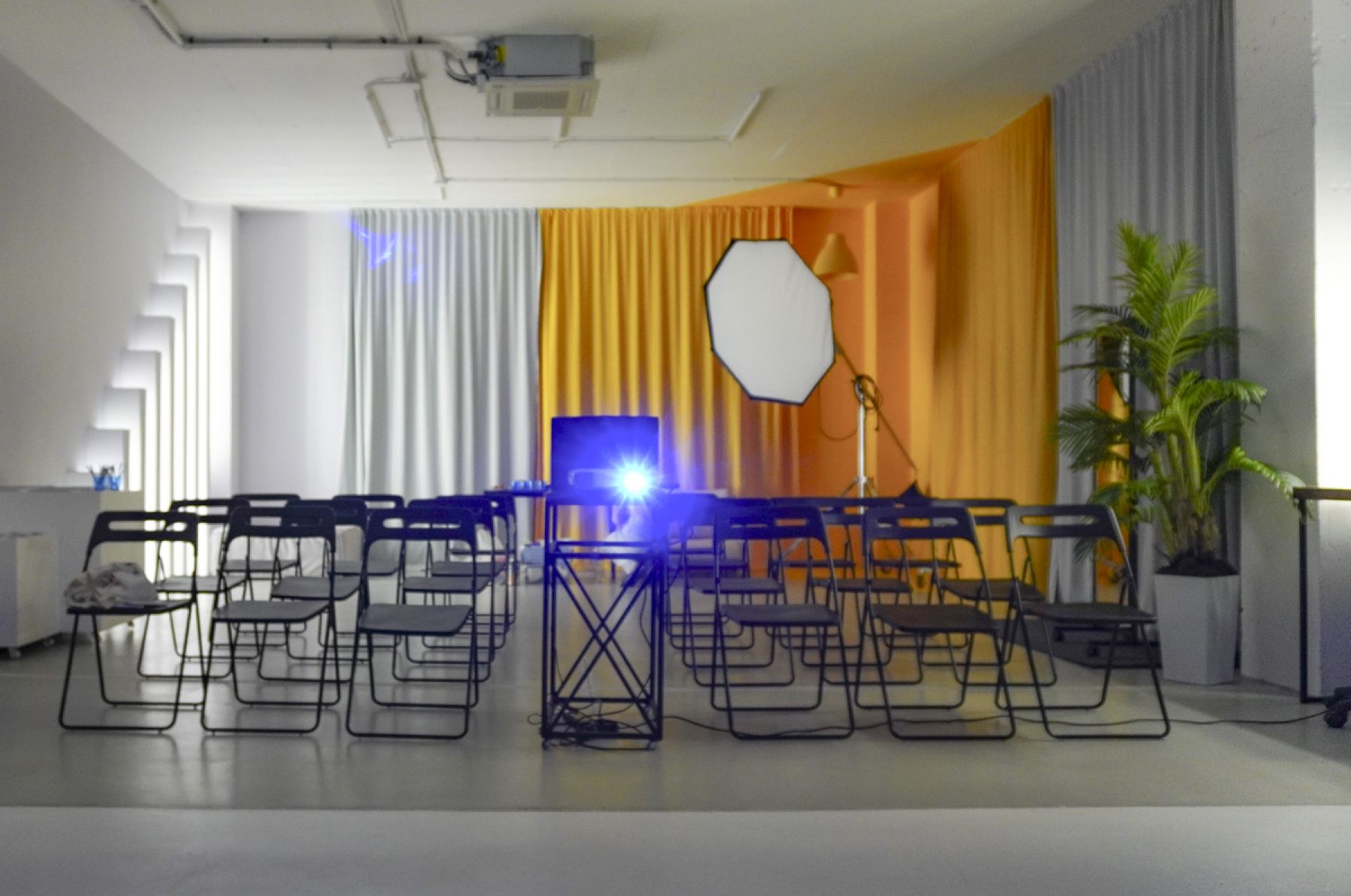 Просторный белый зал Алан с естественным светом